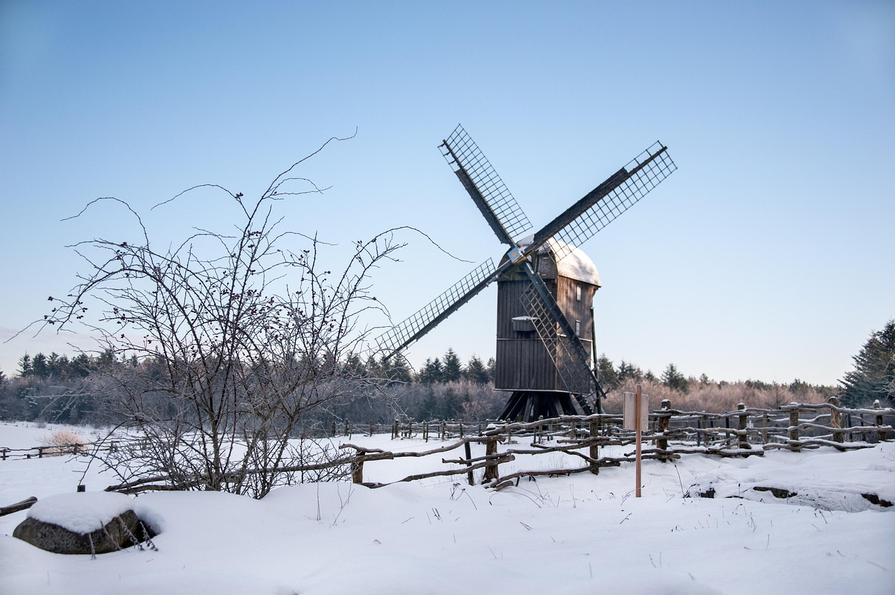 Mølle i snelandskab